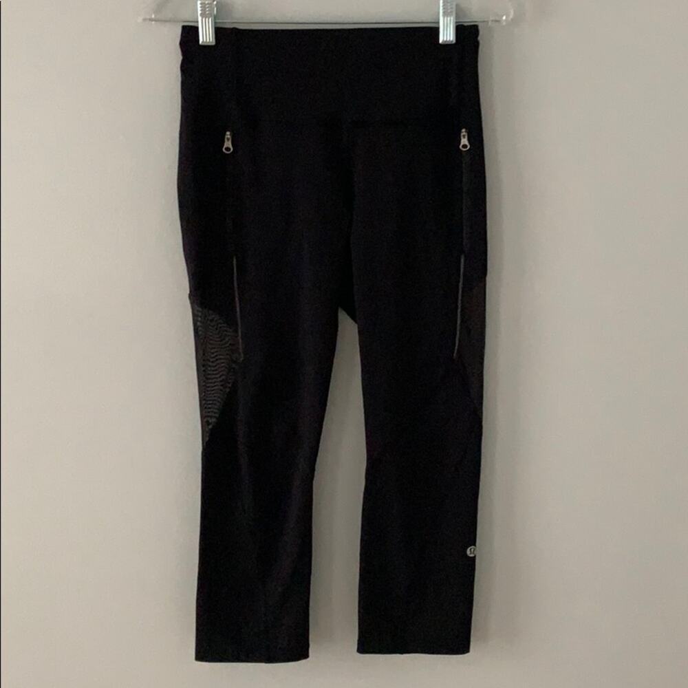 LuLuLemon Tight Mesh Inset Zipper Pockets Capri - Picture 2 of 13